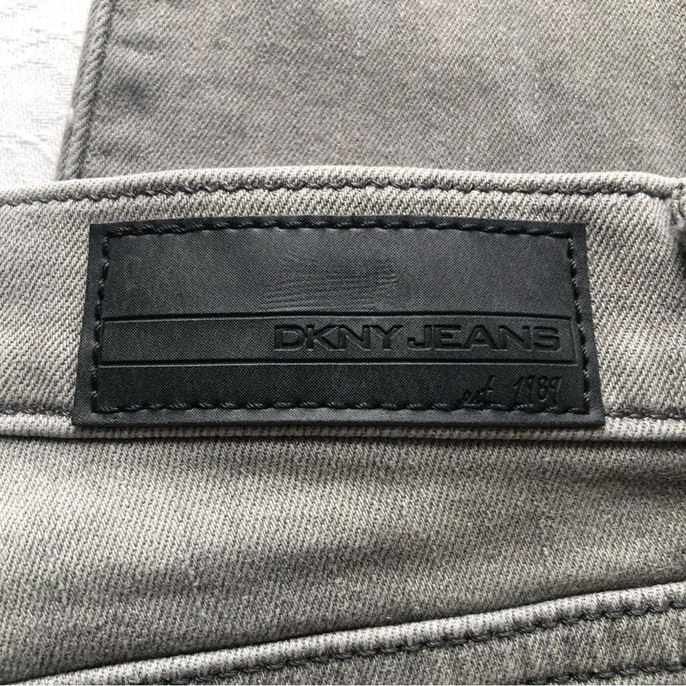 DKNY Y2K Jeans Women’s Size 12 Gray Cropped Denim Pants Skinny-Fit Stretchy